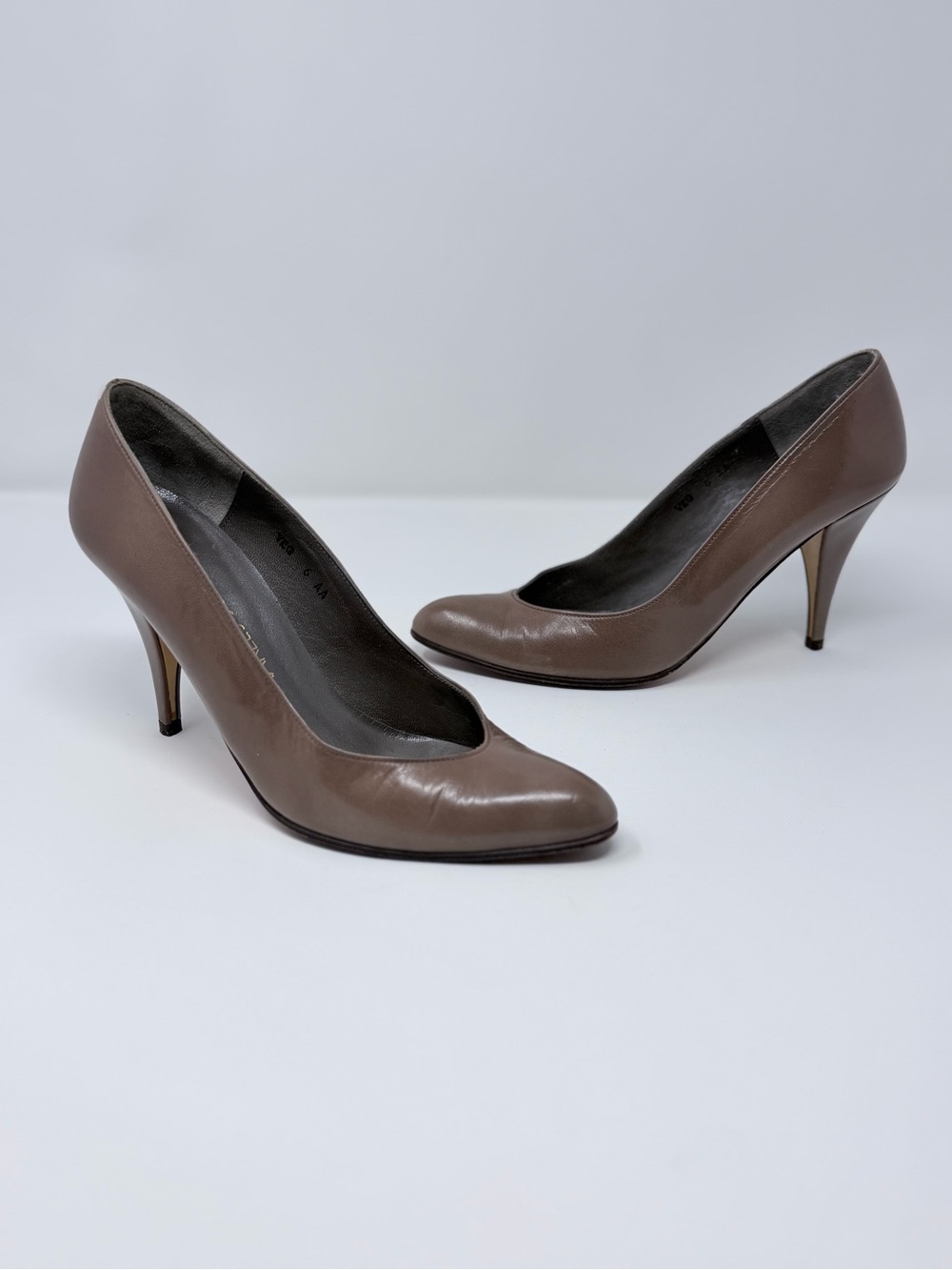 Charles Jourdan Leather Pumps Taupe High Heel Classic Dress Shoes Women’s Size 6